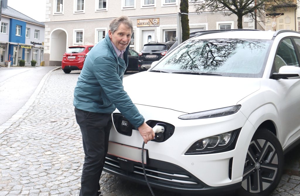 Bürgermeister Engelbert Pichler mit E-Auto